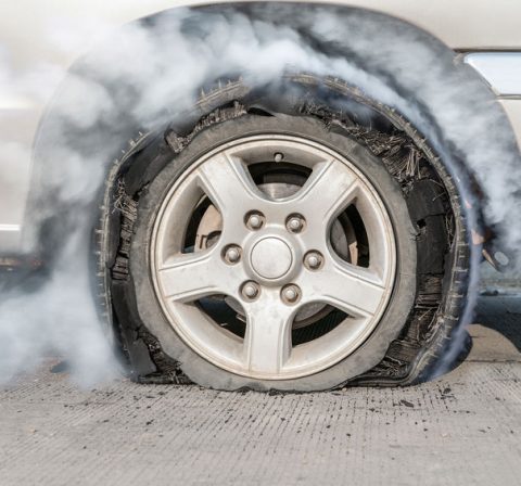 מה עושים כשצמיג מתפוצץ בזמן נסיעה ?